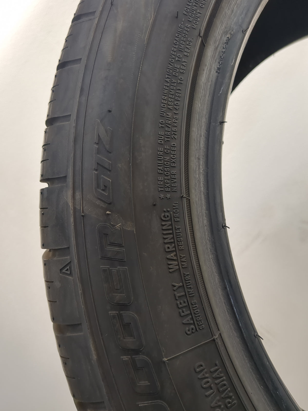 Used Tire 235/50ZR18 ROAD HUGGER GTZ 101W - Tread Depth 10/32 - Oemusedautoparts1.com