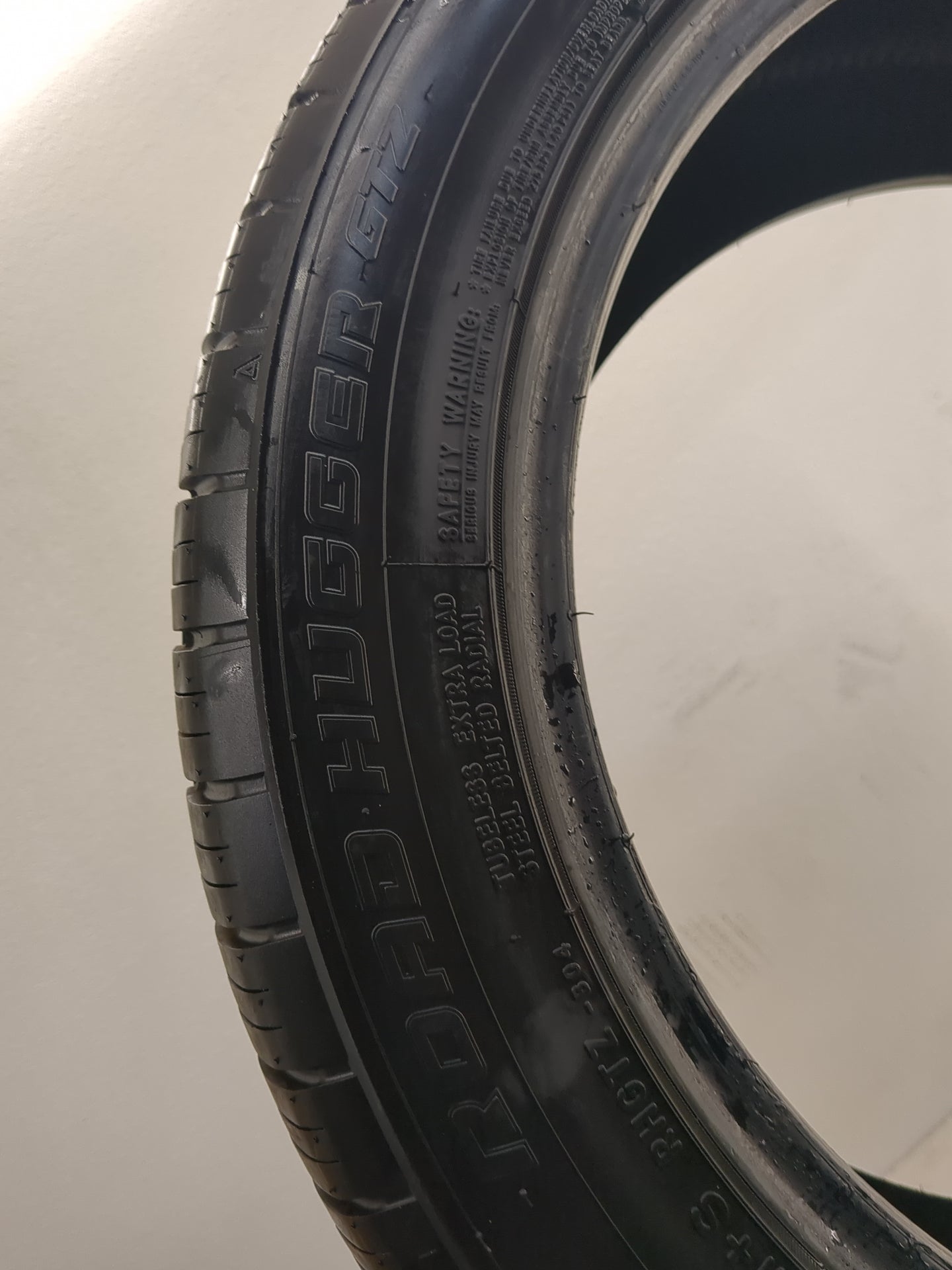 Used Tire 235/50ZR18 ROAD HUGGER GTX 101W - Tread Depth 11.5/32 - Oemusedautoparts1.com