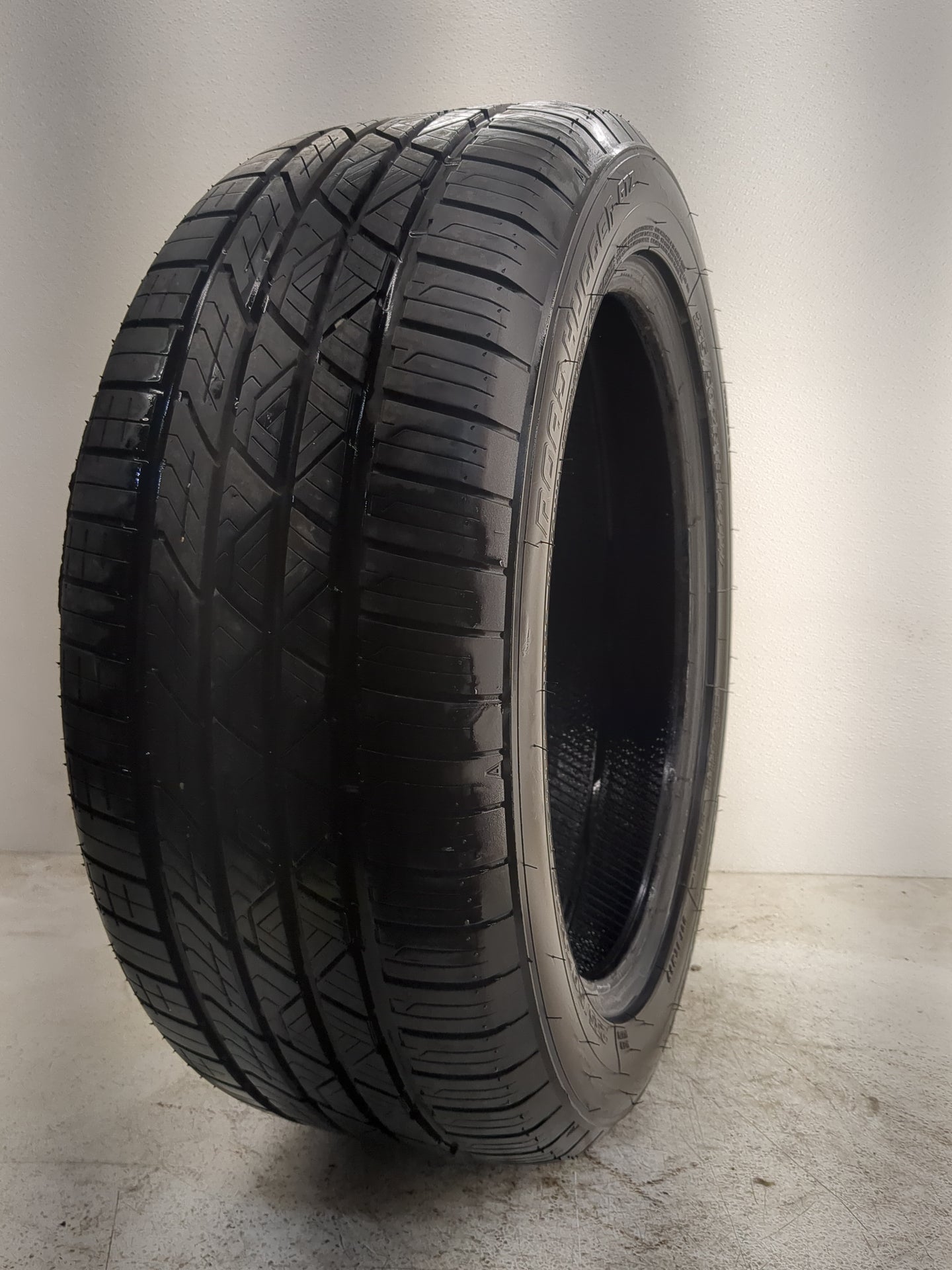 Used Tire 235/50ZR18 ROAD HUGGER GTX 101W - Tread Depth 11.5/32 - Oemusedautoparts1.com