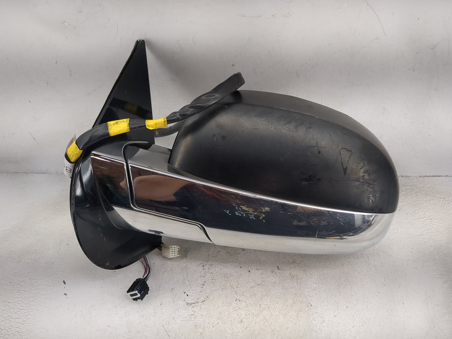 2009-2014 Cadillac Escalade Driver Side View Mirror - Left Door Mirror OEM Used - Oemusedautoparts1.com