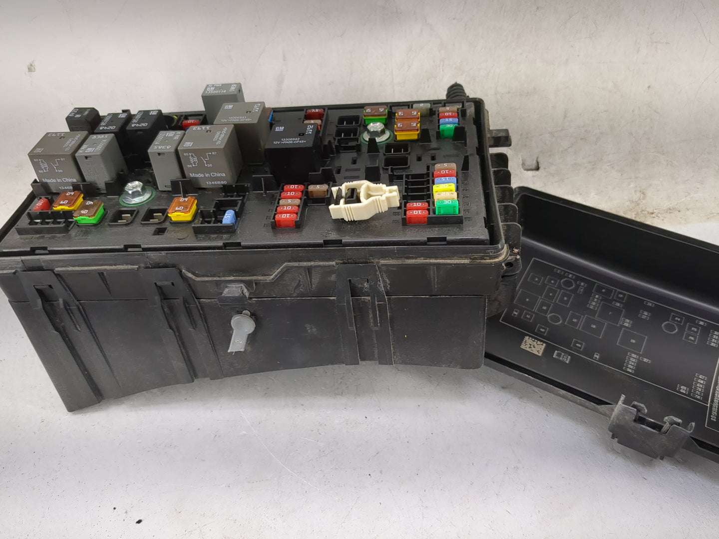 2012-2013 Cadillac Srx Fusebox Fuse Box Panel Relay Module P/N:13500114 13306941, 13306942, 13306943 Fits Fits 2012 2013 OEM