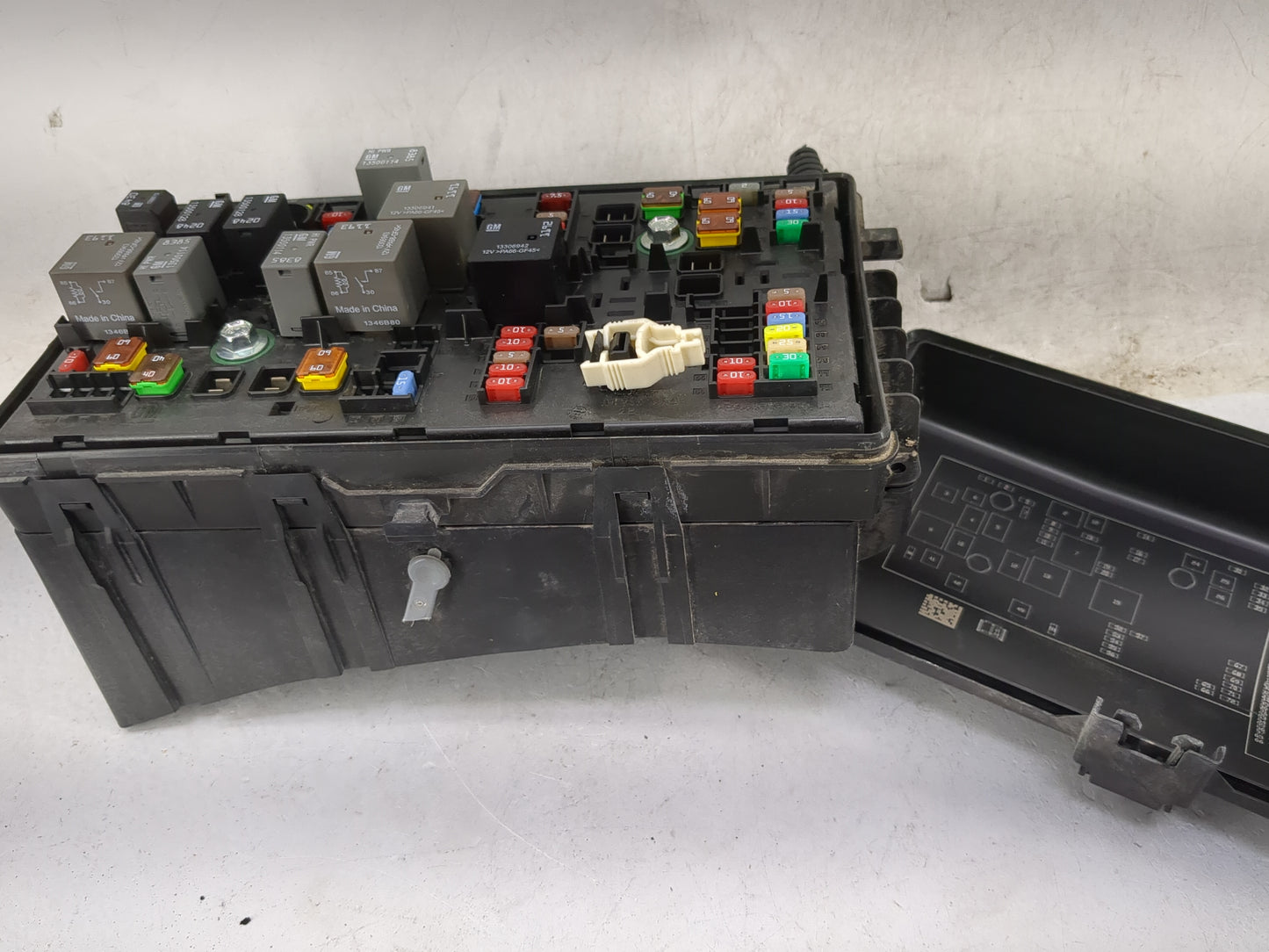 2012-2013 Cadillac Srx Fusebox Fuse Box Panel Relay Module P/N:13500114 13306941, 13306942, 13306943 Fits Fits 2012 2013 OEM