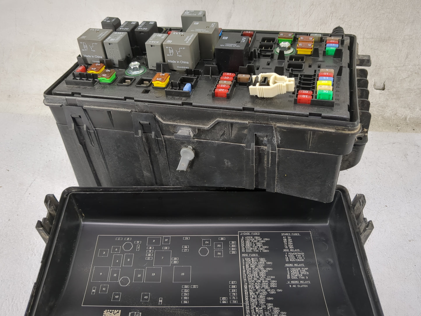 2012-2013 Cadillac Srx Fusebox Fuse Box Panel Relay Module P/N:13500114 13306941, 13306942, 13306943 Fits Fits 2012 2013 OEM