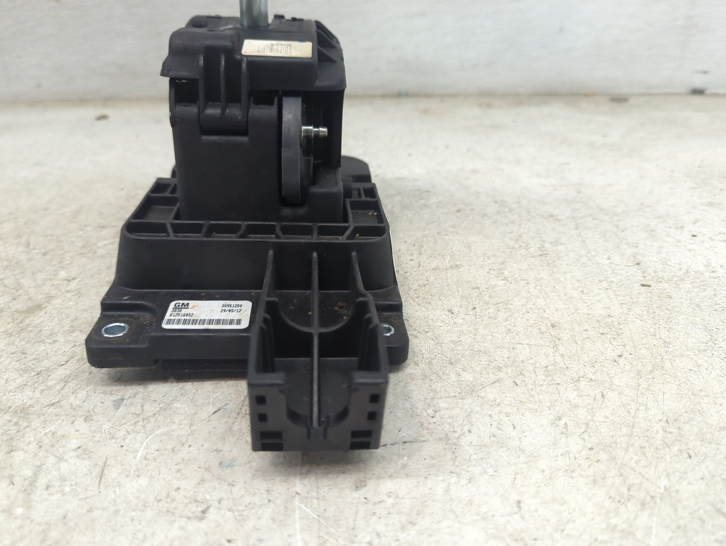 2012 Cadillac Srx Floor Console Assembly Shifter Black - Oemusedautoparts1.com