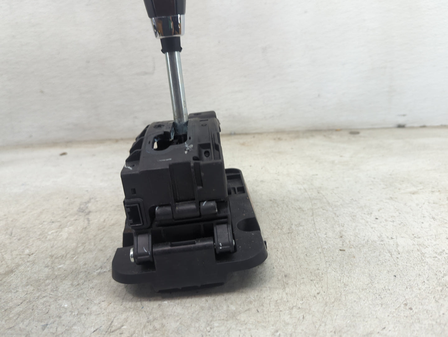 2012 Cadillac Srx Floor Console Assembly Shifter Black - Oemusedautoparts1.com