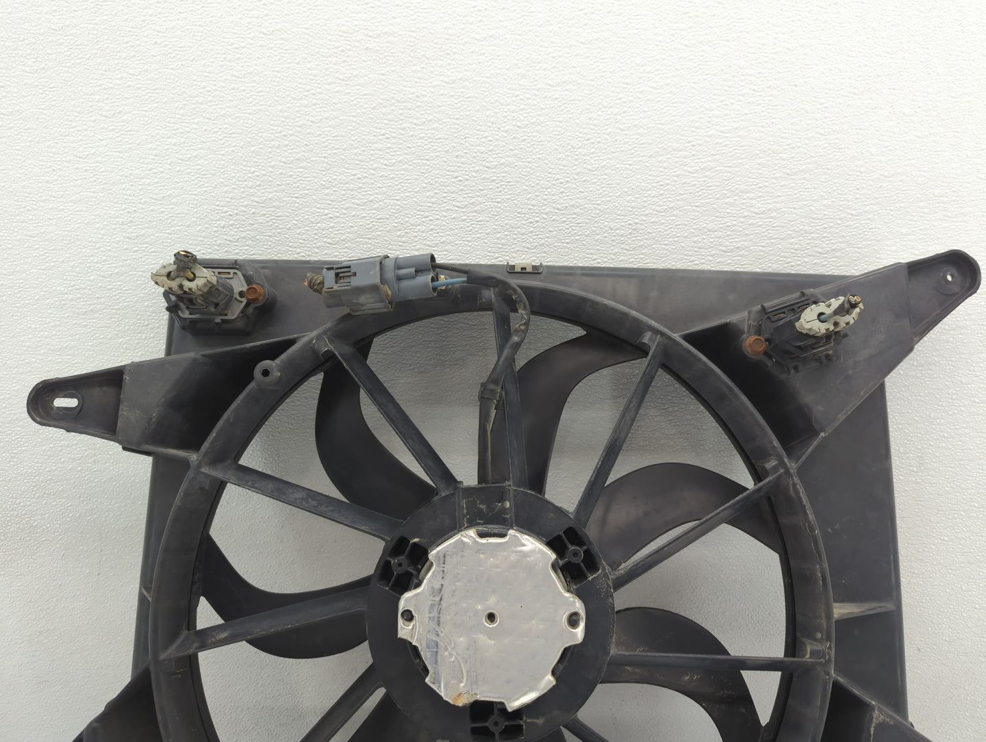2010-2016 Cadillac Srx Left Radiator Fan Motor Assembly - Oemusedautoparts1.com