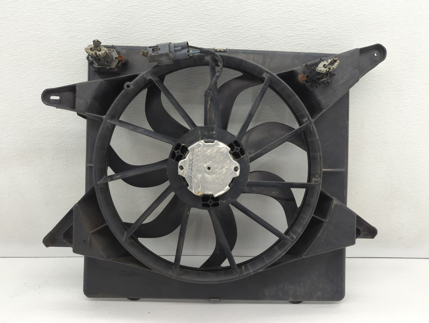 2010-2016 Cadillac Srx Left Radiator Fan Motor Assembly - Oemusedautoparts1.com