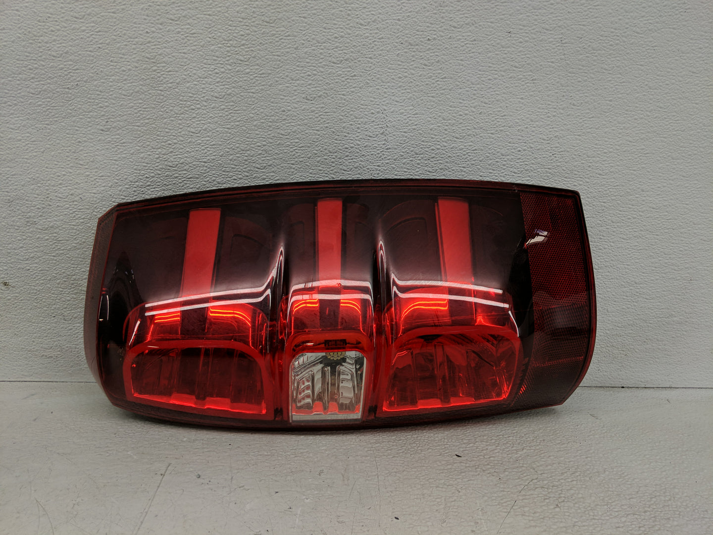 2012 Chevrolet Avalanche 1500 Tail Light Assembly Passenger Right OEM P/N:22739264 Fits Fits 2007 2008 2009 2010 2011 2013 O