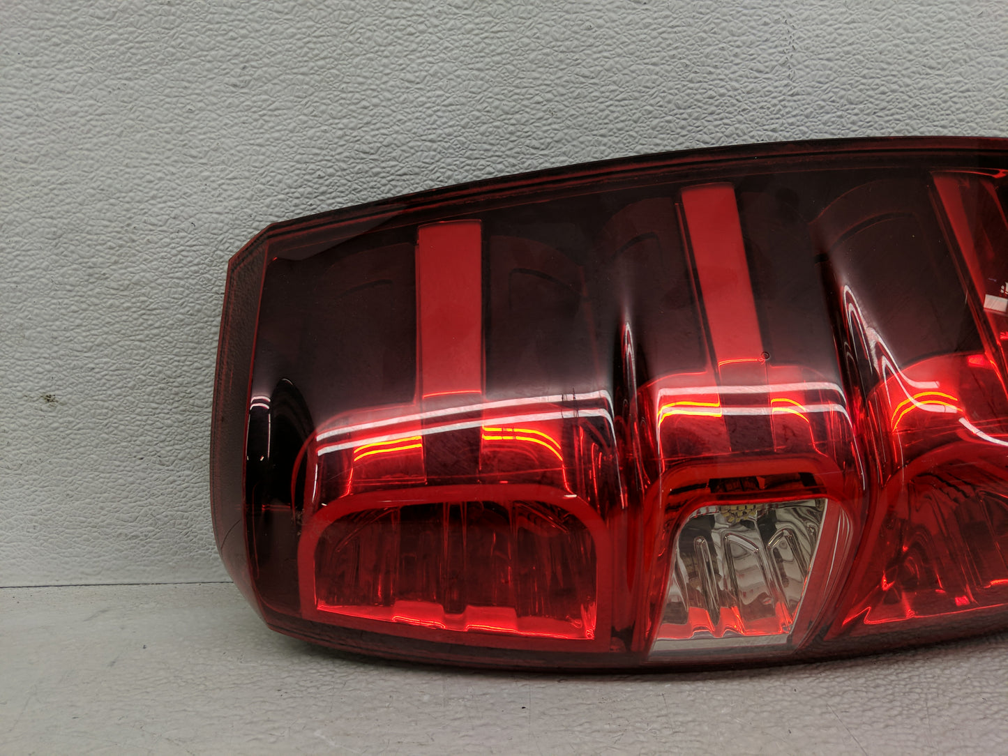 2012 Chevrolet Avalanche 1500 Tail Light Assembly Passenger Right OEM P/N:22739264 Fits Fits 2007 2008 2009 2010 2011 2013 O