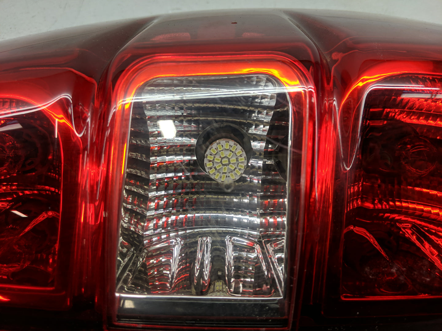 2012 Chevrolet Avalanche 1500 Tail Light Assembly Passenger Right OEM P/N:22739264 Fits Fits 2007 2008 2009 2010 2011 2013 O