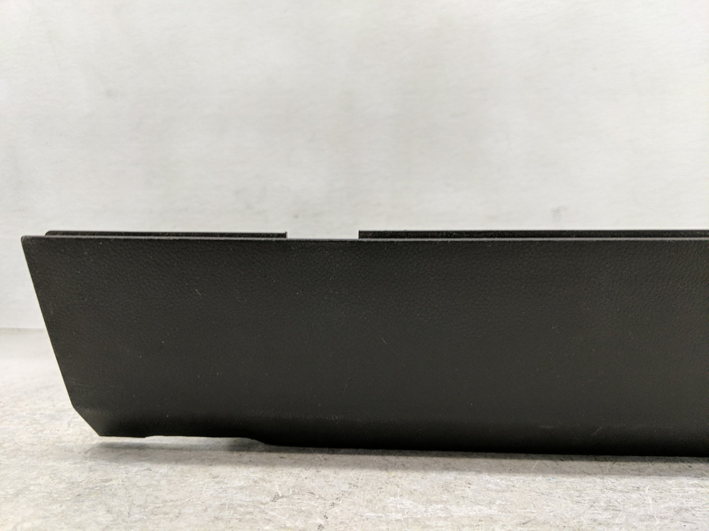 2011-2012 Chevrolet Cruze Air Bag Passenger Right Knee OEM P/N:813645686 95483077 Fits Fits 2011 2012 OEM Used Auto Parts - 