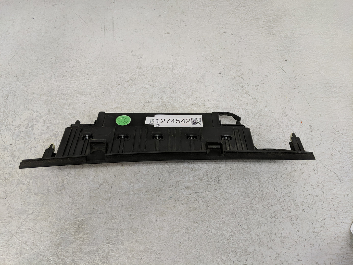 2011-2012 Chevrolet Cruze Air Bag Passenger Right Knee OEM P/N:813645686 95483077 Fits Fits 2011 2012 OEM Used Auto Parts - 