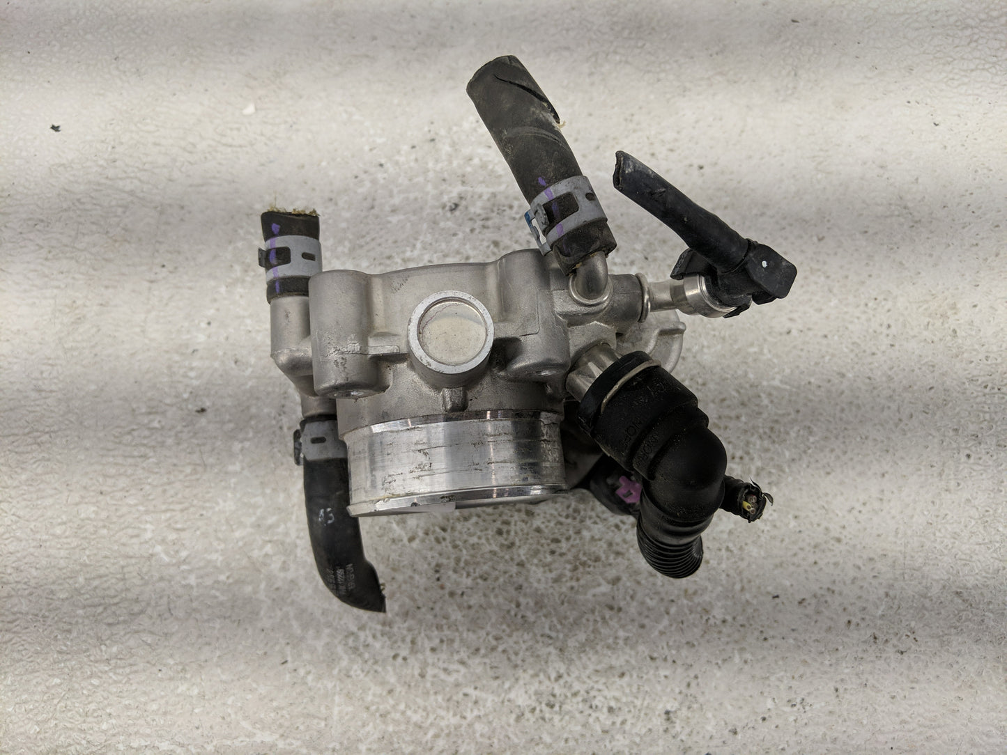 2011-2016 Chevrolet Cruze Throttle Body P/N:55 561 495 55 577 375 Fits Fits 2009 2010 2011 2012 2013 2014 2015 2016 2017 201