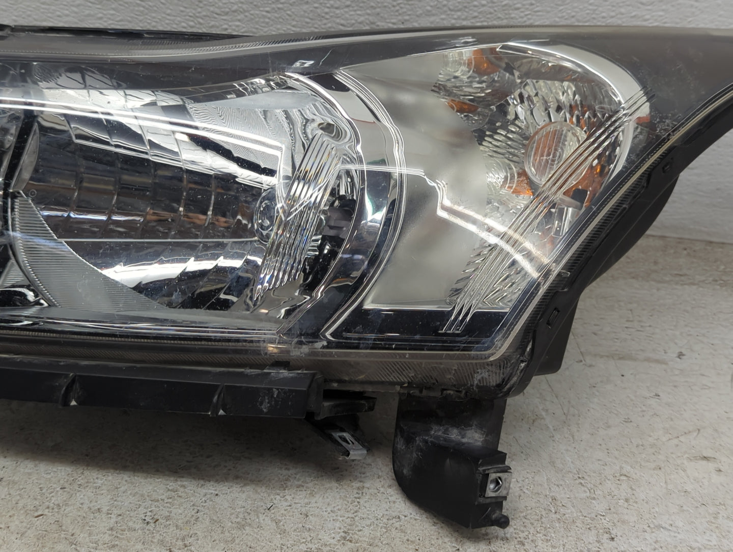 2011-2012 Chevrolet Cruze Passenger Right Oem Head Light Headlight Lamp - Oemusedautoparts1.com