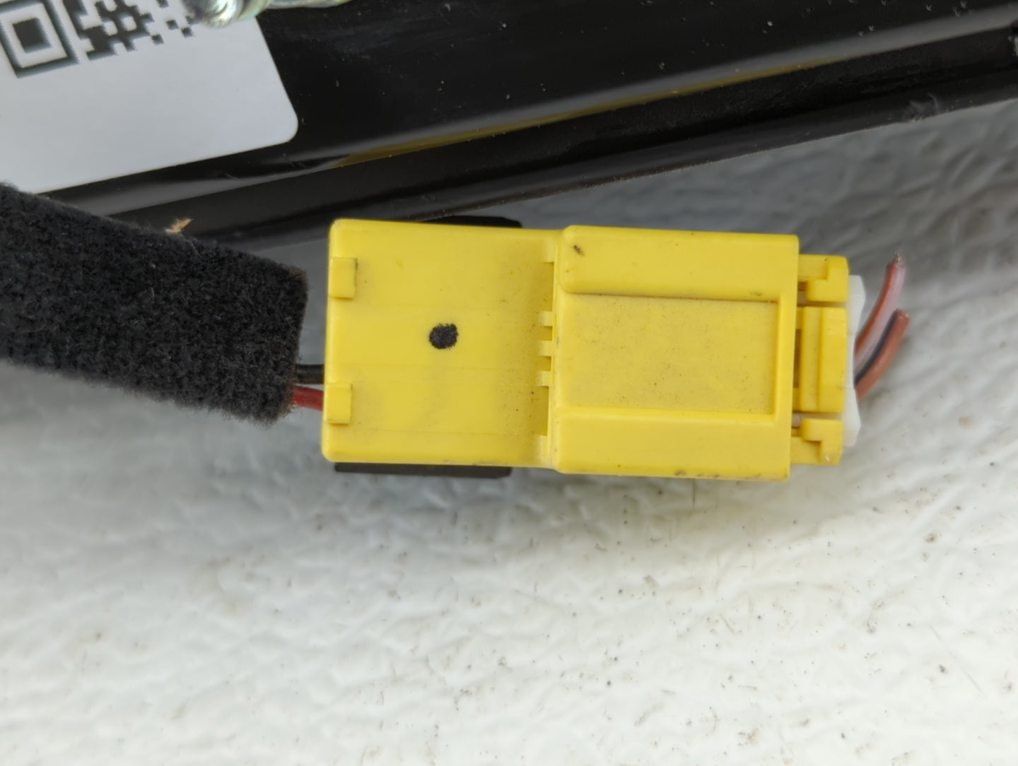 2011-2012 Chevrolet Cruze Air Bag Passenger Right Knee OEM P/N:95483077 Fits Fits 2011 2012 OEM Used Auto Parts - Oemusedaut