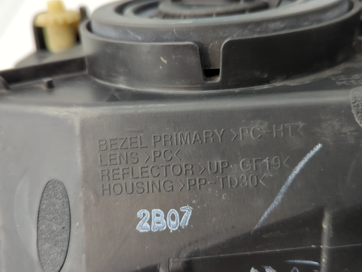 2011-2012 Chevrolet Cruze Passenger Right Oem Head Light Headlight Lamp - Oemusedautoparts1.com