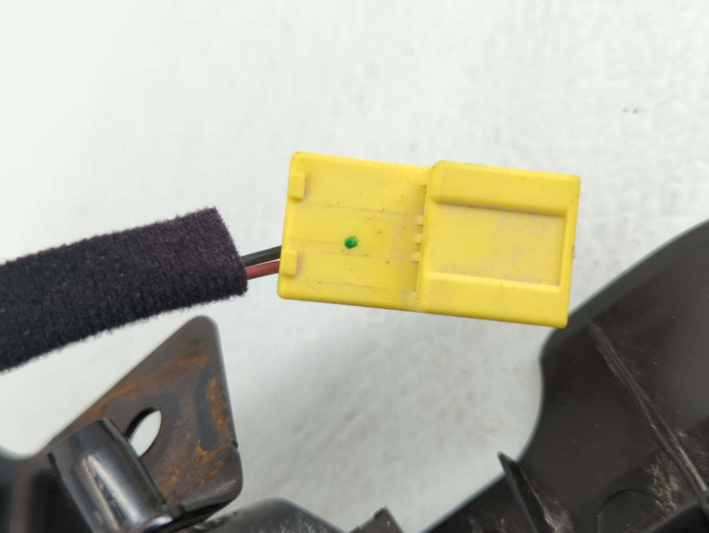 2011-2012 Chevrolet Cruze Air Bag Passenger Right Knee OEM P/N:95483077 Fits Fits 2011 2012 OEM Used Auto Parts - Oemusedaut