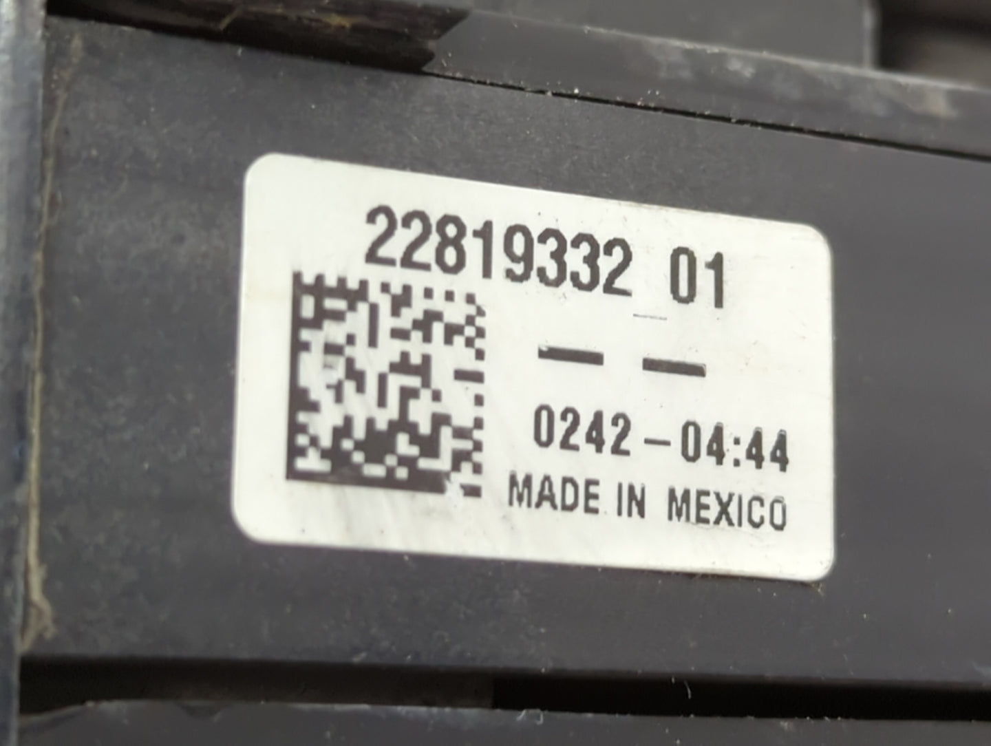 2011-2012 Chevrolet Equinox Fusebox Fuse Box Panel Relay Module P/N:22819332_01 Fits Fits 2011 2012 OEM Used Auto Parts - Oe