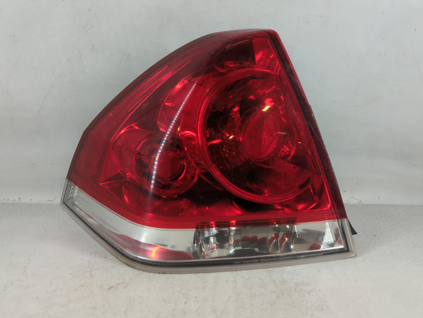 2006-2016 Chevrolet Impala Tail Light Assembly Driver Left OEM P/N:25853831 320087 A Fits OEM Used Auto Parts - Oemusedautop