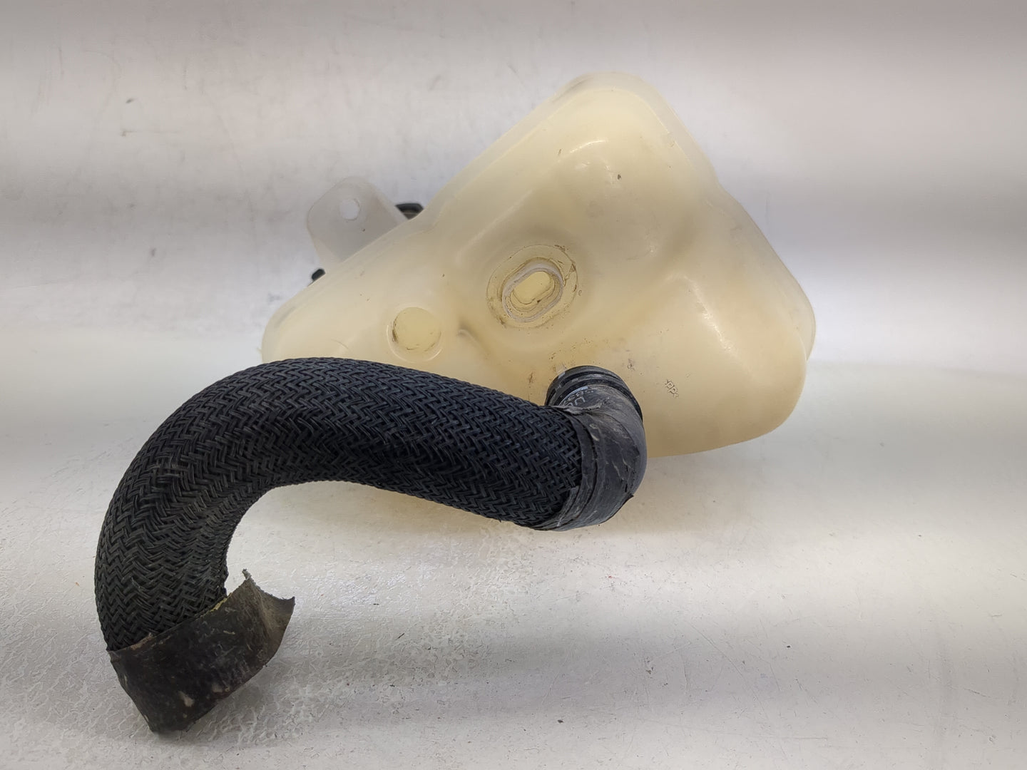 2008-2012 Chevrolet Malibu Windshield Washer Fluid Reservoir Bottle Oem - Oemusedautoparts1.com