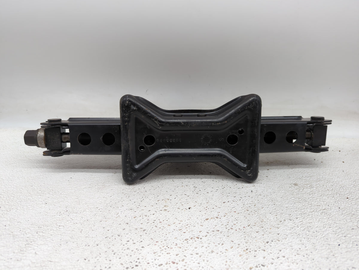 2012 Chevrolet Malibu Spare Scissor Car Jack 1415676 - Oemusedautoparts1.com