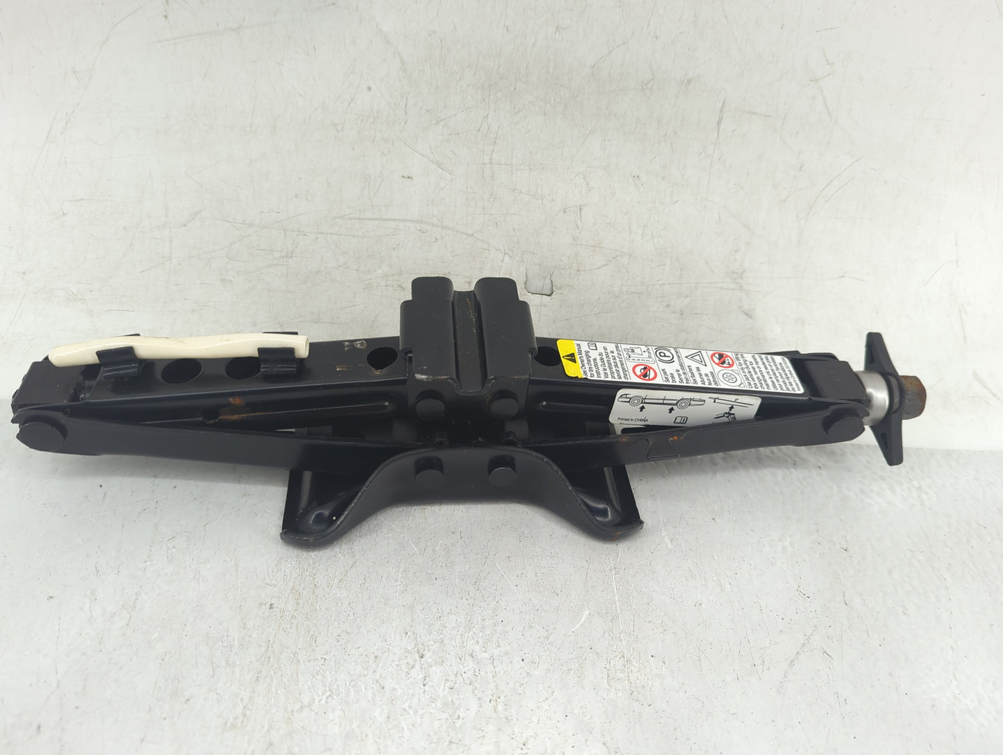 2012 Chevrolet Malibu Spare Scissor Car Jack Black 825493 - Oemusedautoparts1.com