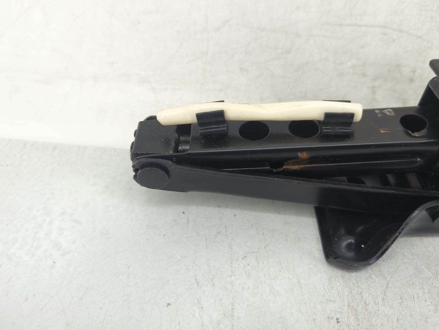 2012 Chevrolet Malibu Spare Scissor Car Jack Black 825493 - Oemusedautoparts1.com