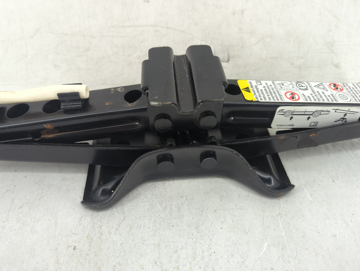 2012 Chevrolet Malibu Spare Scissor Car Jack Black 825493 - Oemusedautoparts1.com