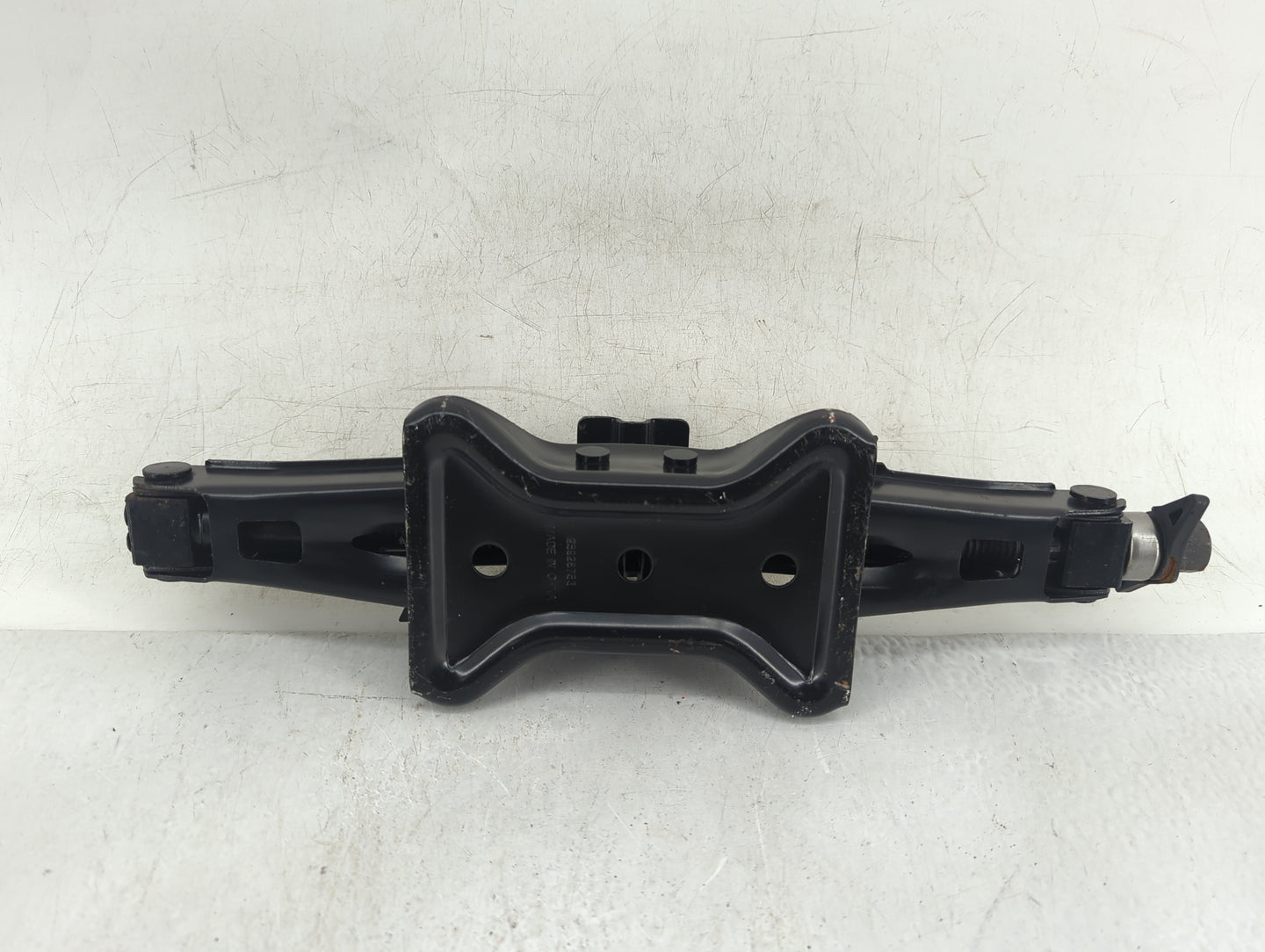 2012 Chevrolet Malibu Spare Scissor Car Jack Black 825493 - Oemusedautoparts1.com