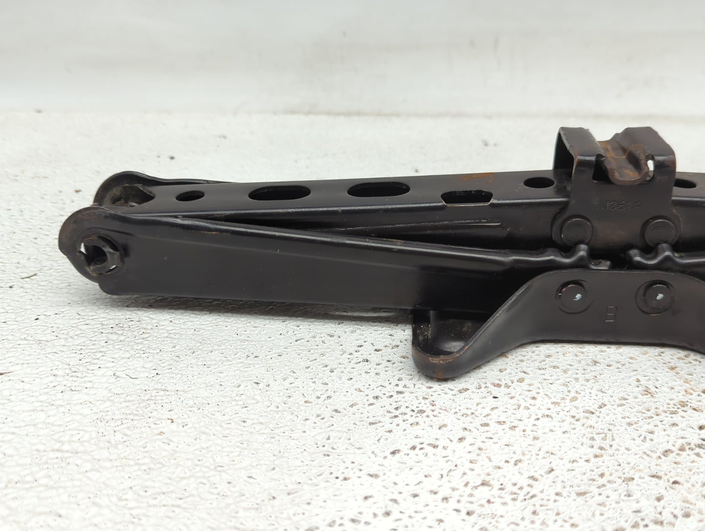 2012 Chevrolet Malibu Spare Scissor Car Jack Black 840238 - Oemusedautoparts1.com