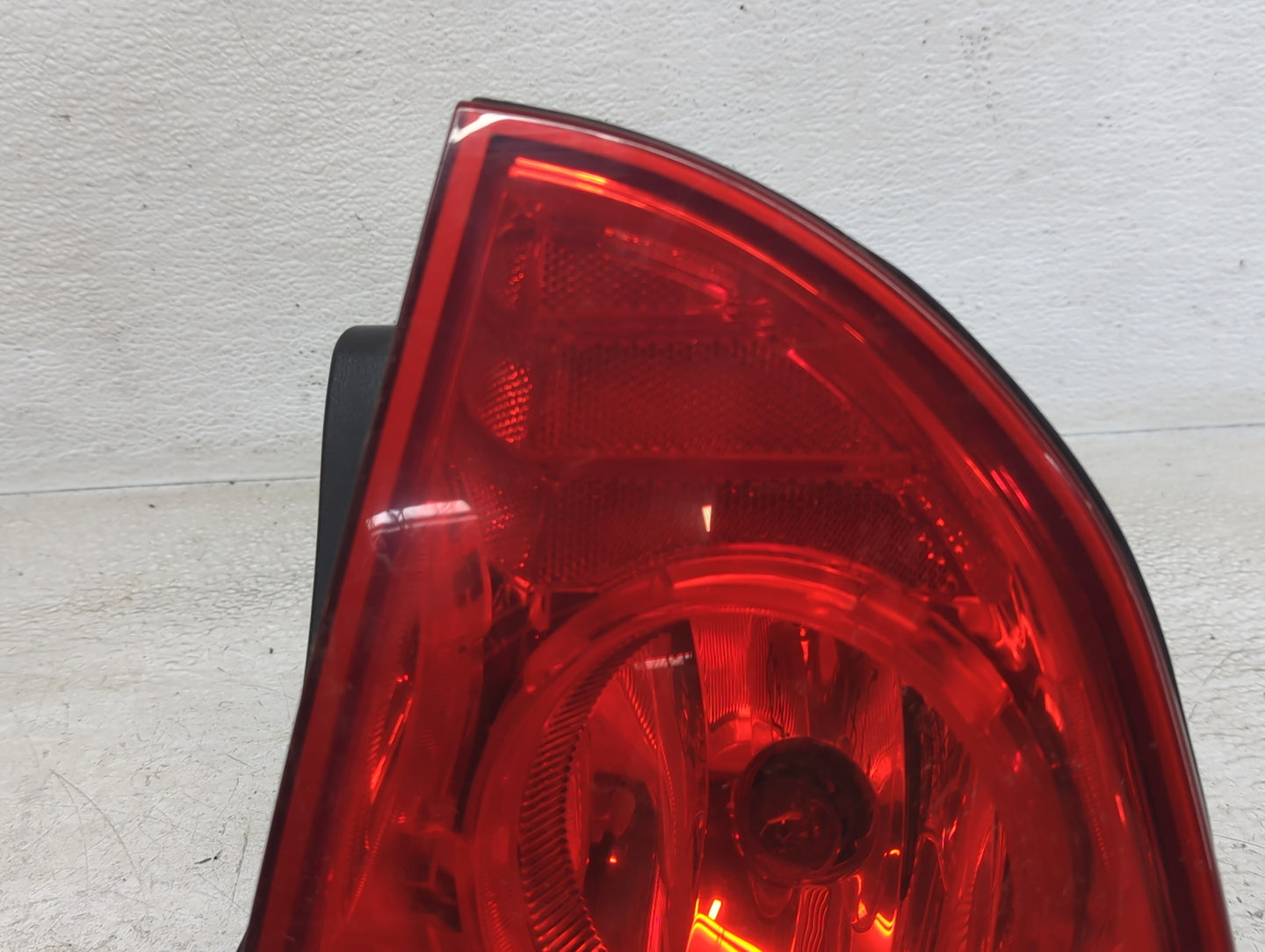 2008-2012 Chevrolet Malibu Tail Light Assembly Passenger Right OEM Fits Fits 2008 2009 2010 2011 2012 OEM Used Auto Parts - 