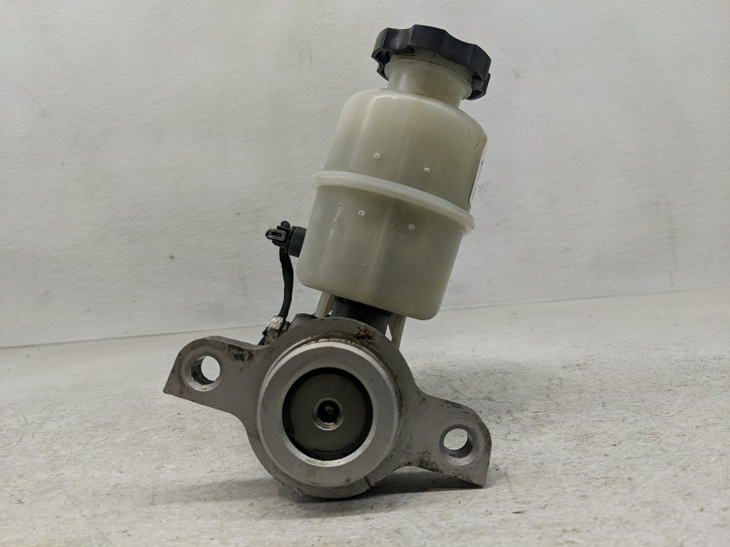 2007-2013 Chevrolet Silverado 1500 Brake Master Cylinder 1302438 - Oemusedautoparts1.com