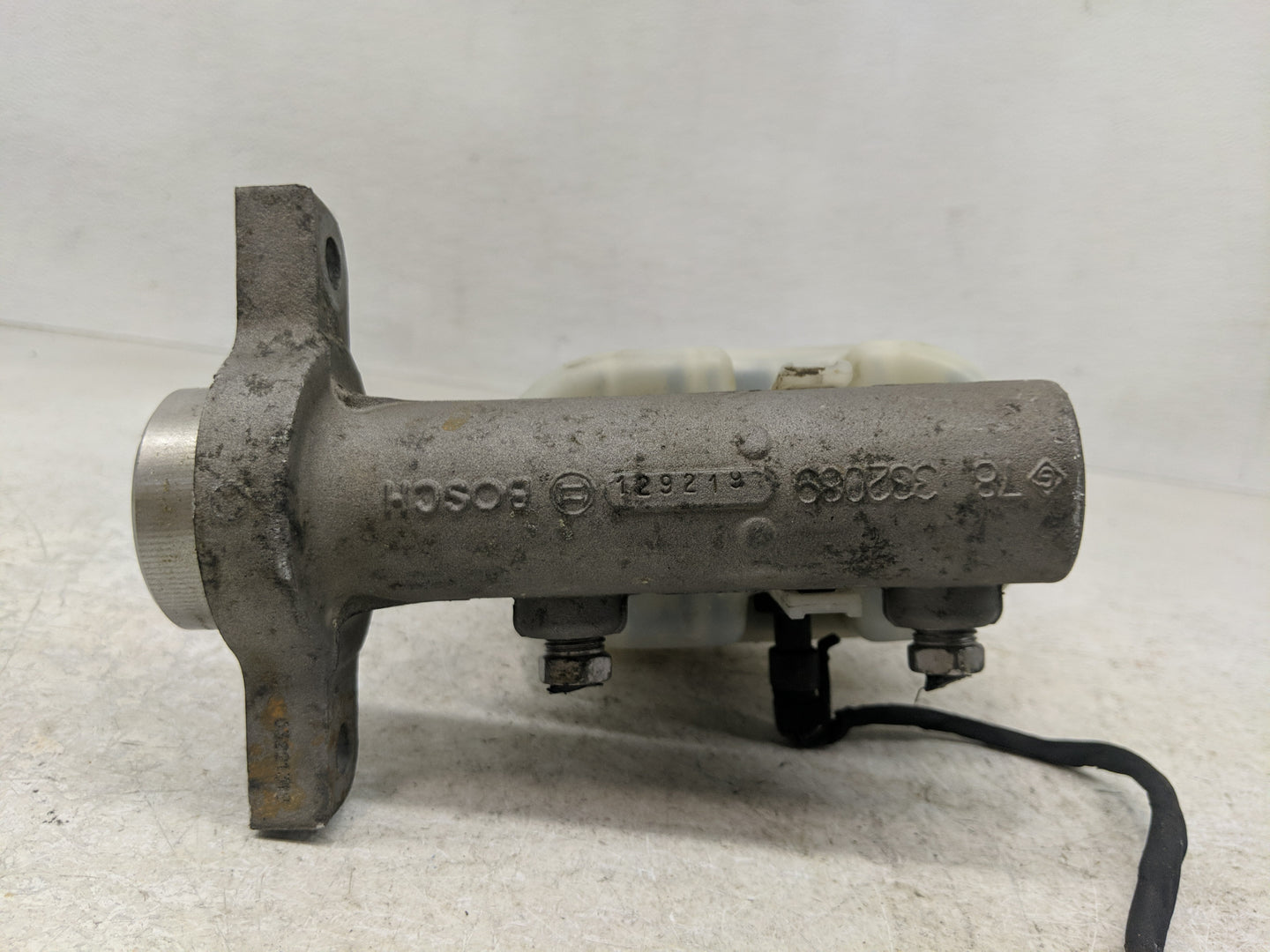 2007-2013 Chevrolet Silverado 1500 Brake Master Cylinder 1302438 - Oemusedautoparts1.com