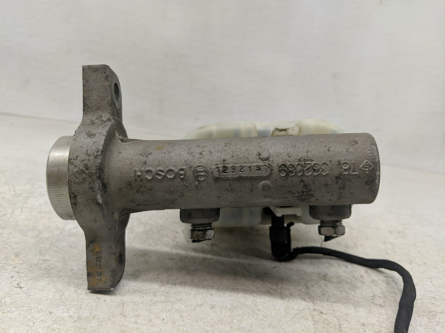 2007-2013 Chevrolet Silverado 1500 Brake Master Cylinder 1302438 - Oemusedautoparts1.com
