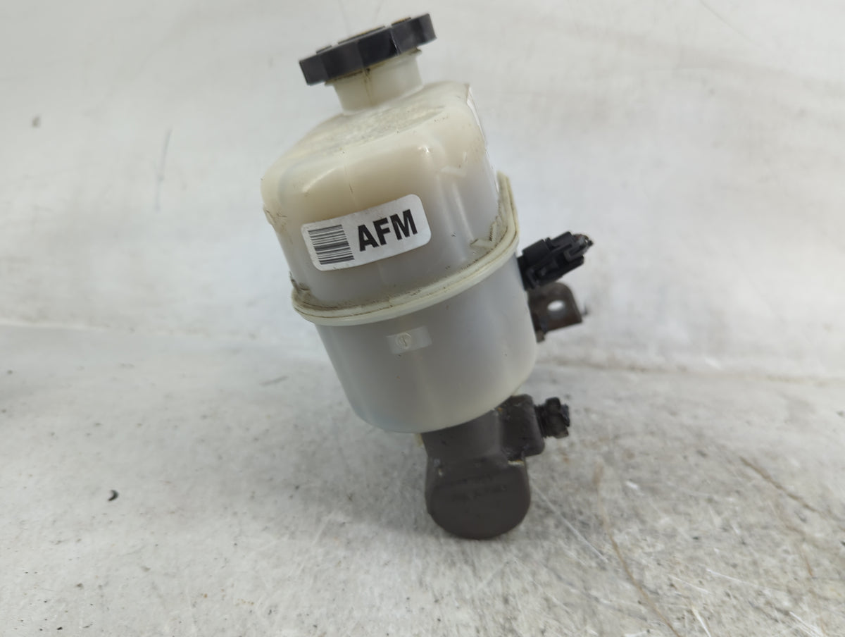 2009-2013 Chevrolet Silverado 1500 Brake Master Cylinder 1490847 - Oemusedautoparts1.com