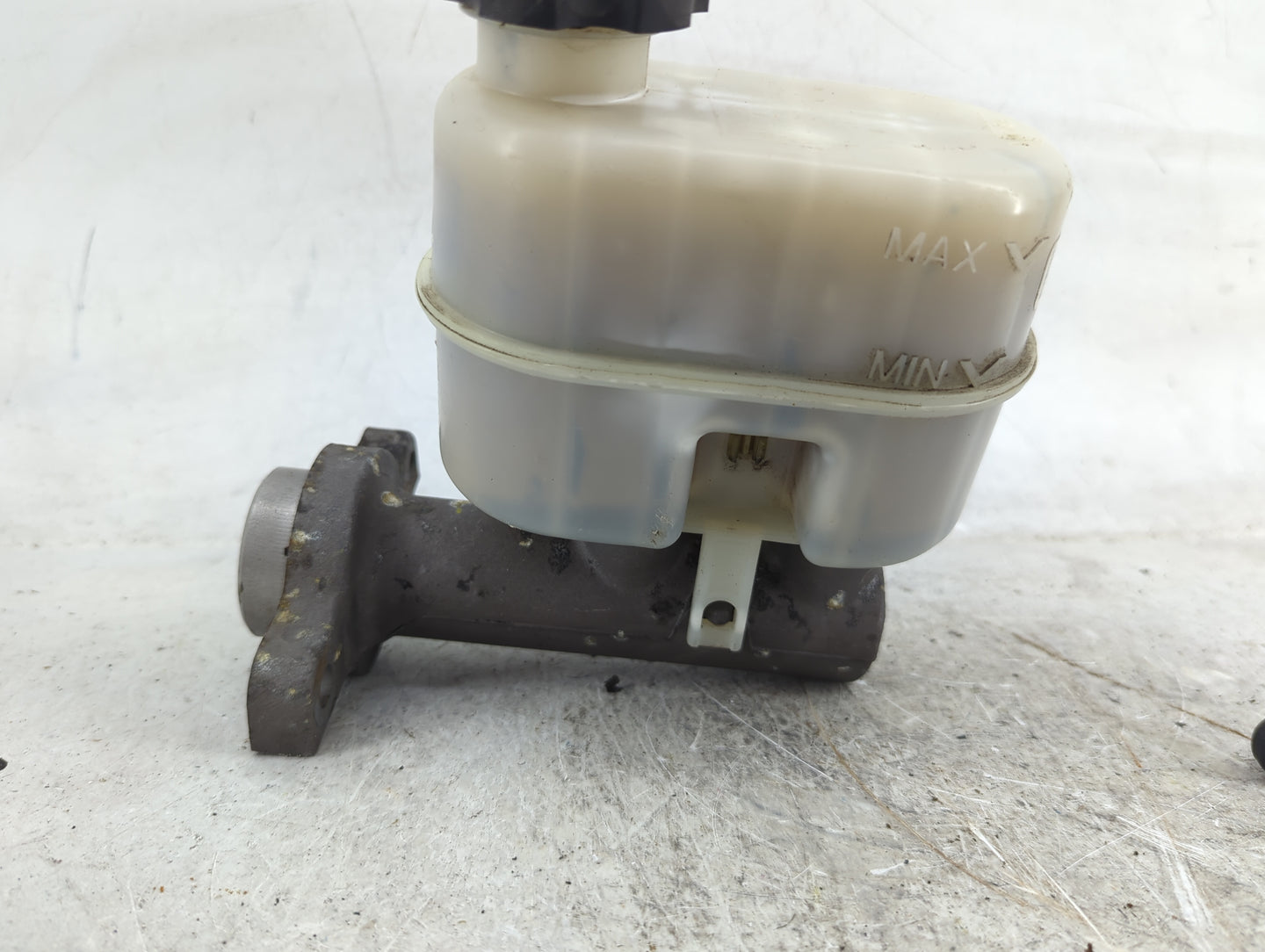 2009-2013 Chevrolet Silverado 1500 Brake Master Cylinder 1490847 - Oemusedautoparts1.com