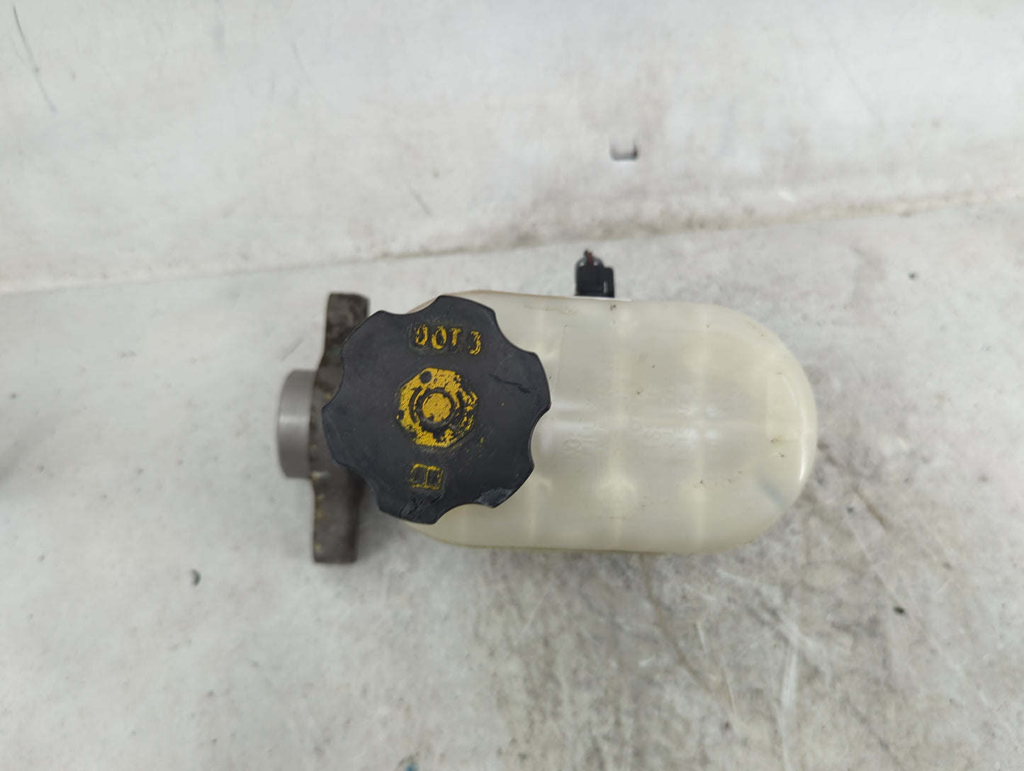 2009-2013 Chevrolet Silverado 1500 Brake Master Cylinder 1490847 - Oemusedautoparts1.com