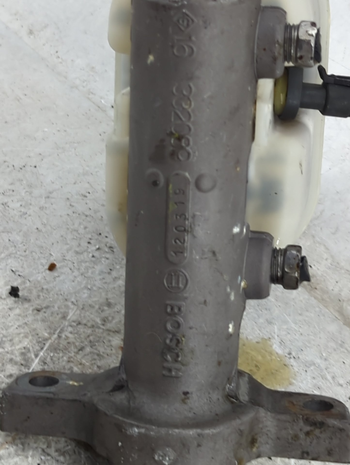 2009-2013 Chevrolet Silverado 1500 Brake Master Cylinder 1490847 - Oemusedautoparts1.com