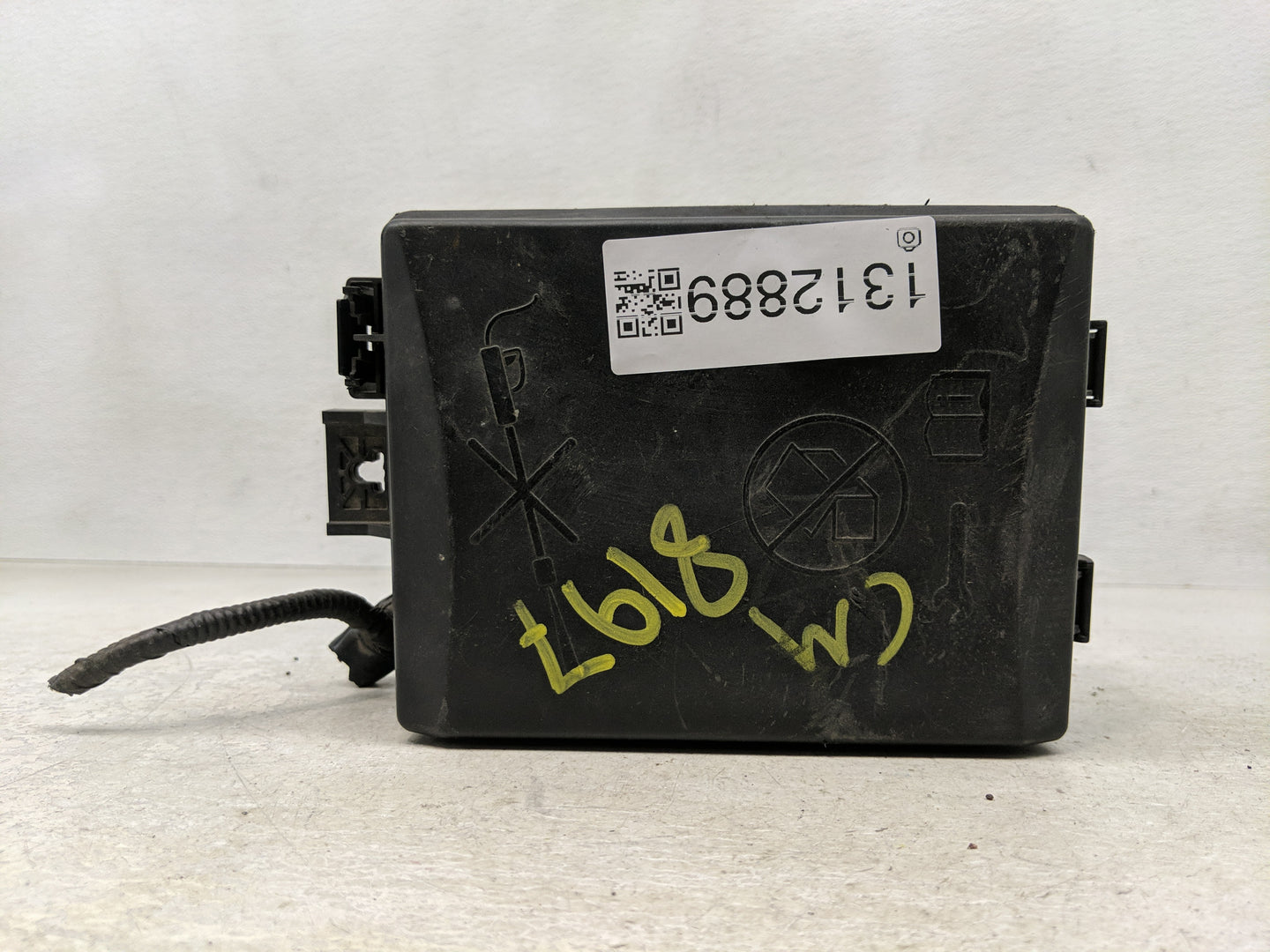 2014-2016 Chevrolet Sonic Fusebox Fuse Box Panel Relay Module P/N:95462804 95462803 Fits Fits 2014 2015 2016 OEM Used Auto P