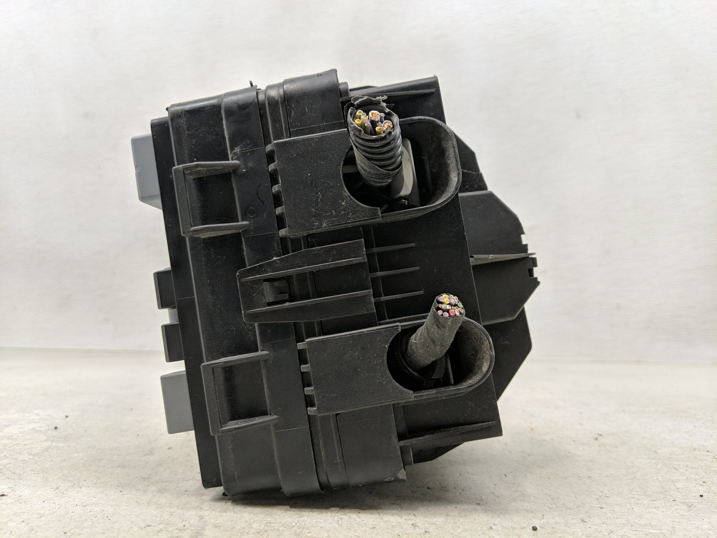 2014-2016 Chevrolet Sonic Fusebox Fuse Box Panel Relay Module P/N:95462804 95462803 Fits Fits 2014 2015 2016 OEM Used Auto P