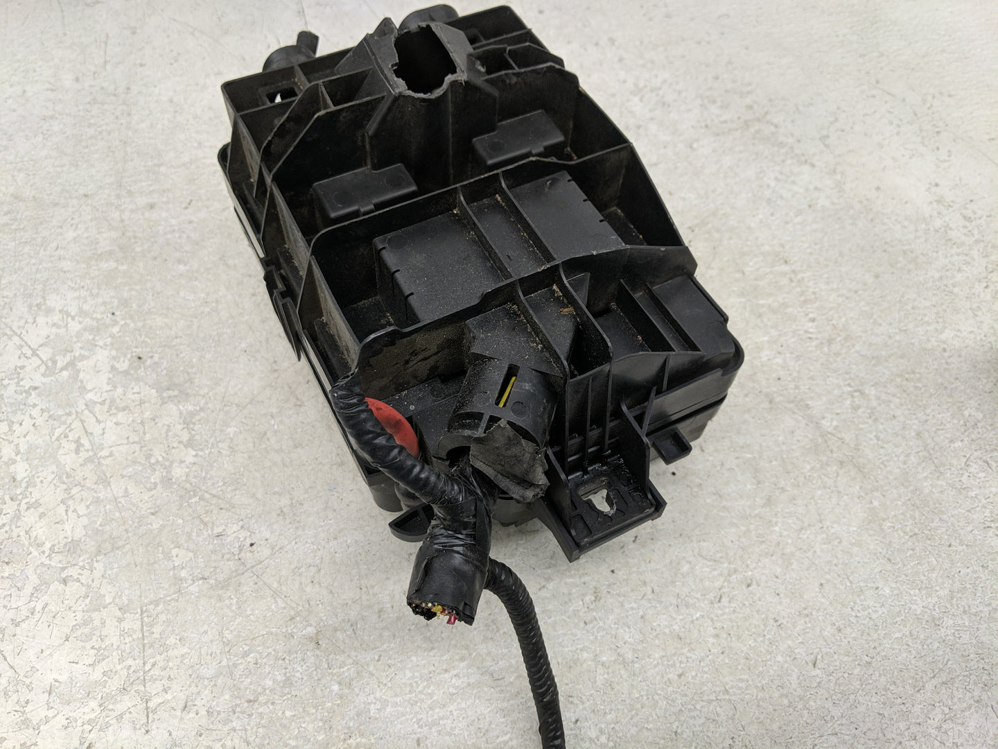 2014-2016 Chevrolet Sonic Fusebox Fuse Box Panel Relay Module P/N:95462804 95462803 Fits Fits 2014 2015 2016 OEM Used Auto P