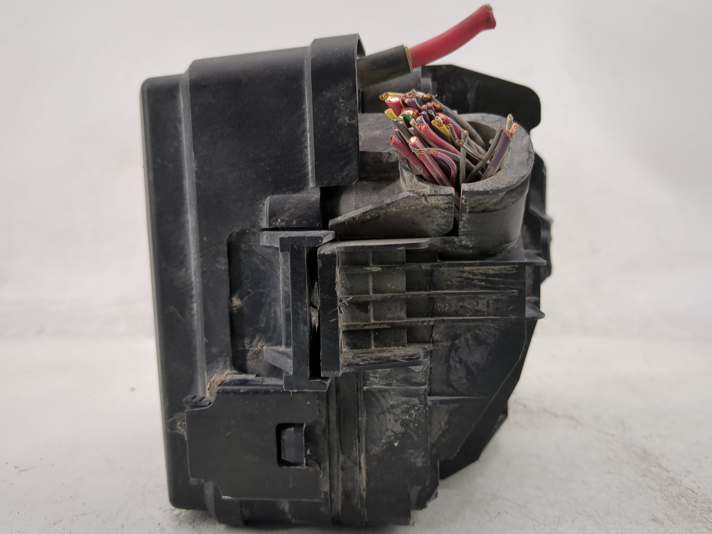 2012-2013 Chevrolet Sonic Fusebox Fuse Box Panel Relay Module P/N:95462804 Fits Fits 2012 2013 OEM Used Auto Parts - Oemused