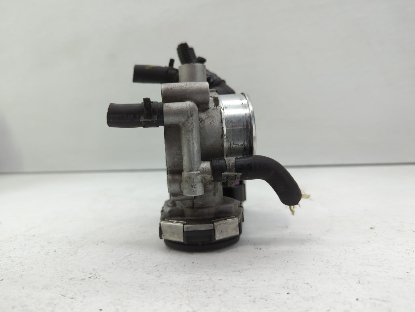2012-2018 Chevrolet Sonic Throttle Body P/N:55 577 375 Fits Fits 2009 2010 2011 2012 2013 2014 2015 2016 2017 2018 OEM Used 
