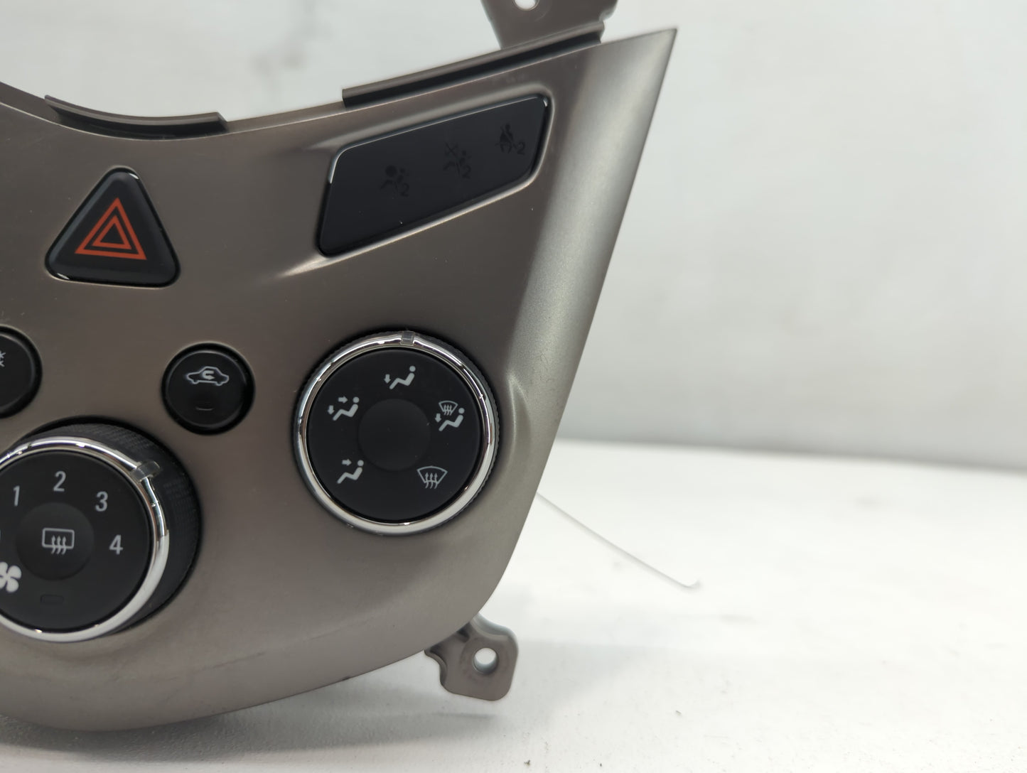 2012 Chevrolet Sonic Climate Control Module Temperature AC/Heater Replacement P/N:95466006 Fits OEM Used Auto Parts - Oemuse