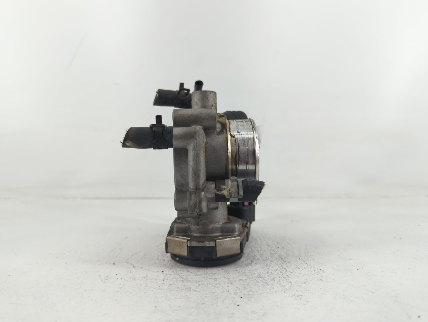 2012-2018 Chevrolet Sonic Throttle Body P/N:55 577 375 Fits Fits 2009 2010 2011 2012 2013 2014 2015 2016 2017 2018 OEM Used 