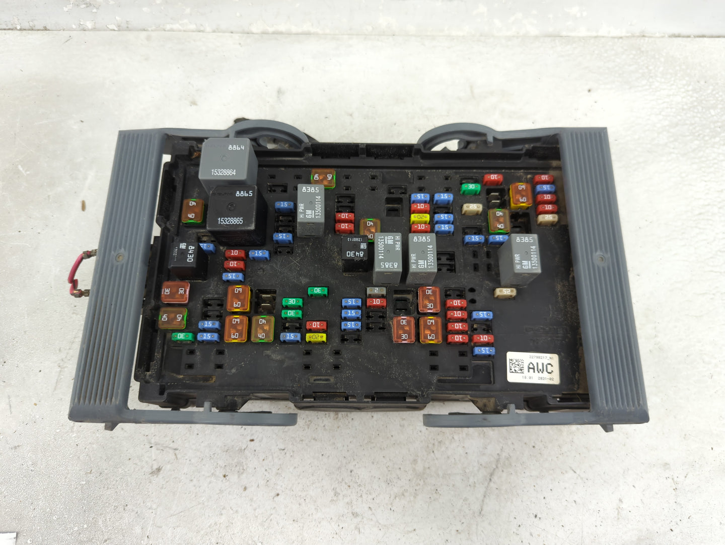 2010-2014 Chevrolet Suburban 1500 Fusebox Fuse Box Panel Relay Module P/N:22798217 N1 Fits Fits 2010 2011 2012 2013 2014 OEM