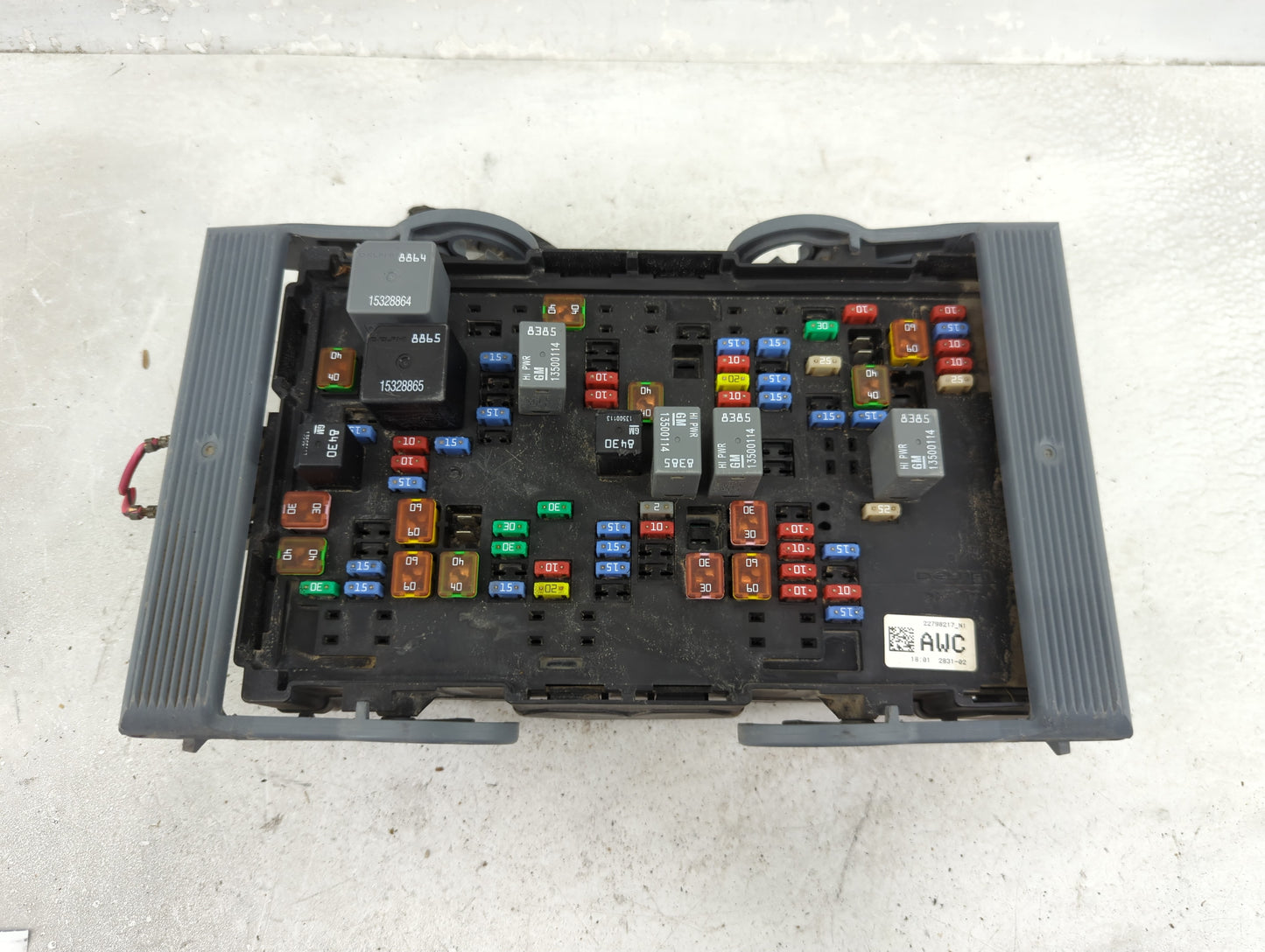 2010-2014 Chevrolet Suburban 1500 Fusebox Fuse Box Panel Relay Module P/N:22798217 N1 Fits Fits 2010 2011 2012 2013 2014 OEM
