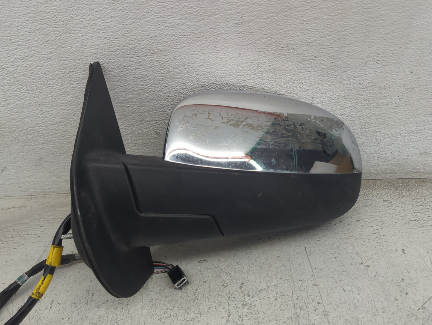 2007 Chevrolet Suburban 2500 Driver Left Side View Manual Door Mirror - Oemusedautoparts1.com