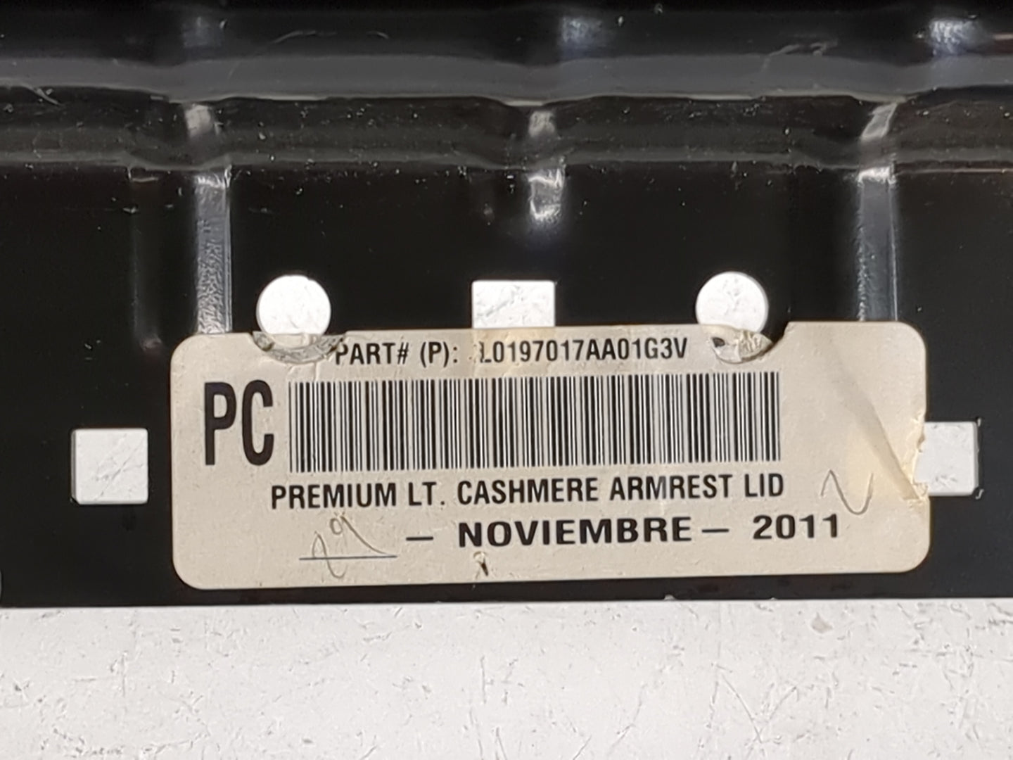 2012 Chevrolet Tahoe Center Console Armrest Cover Lid P/N:L0197017AA01G3V Fits OEM Used Auto Parts - Oemusedautoparts1.com