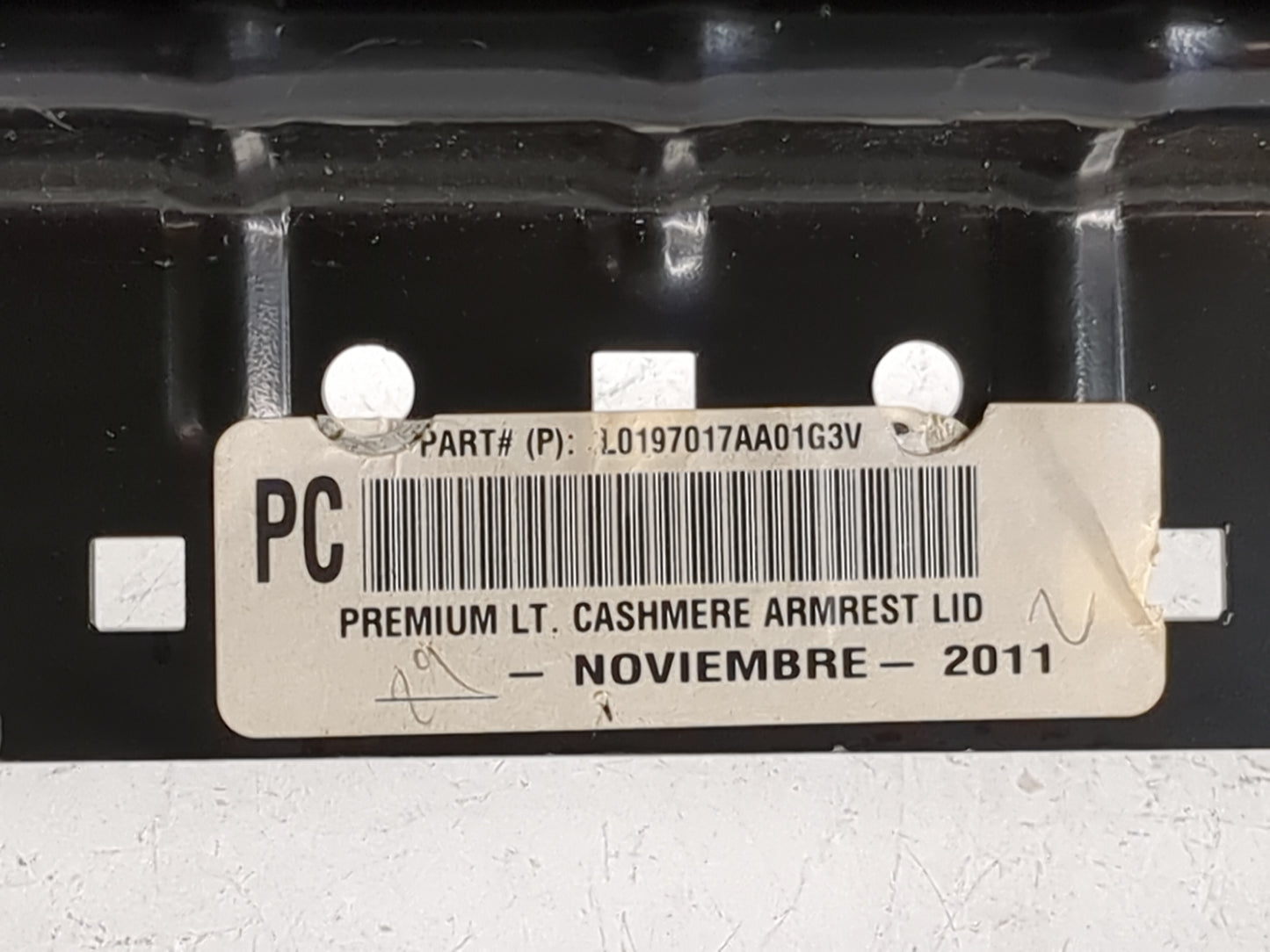 2012 Chevrolet Tahoe Center Console Armrest Cover Lid P/N:L0197017AA01G3V Fits OEM Used Auto Parts - Oemusedautoparts1.com